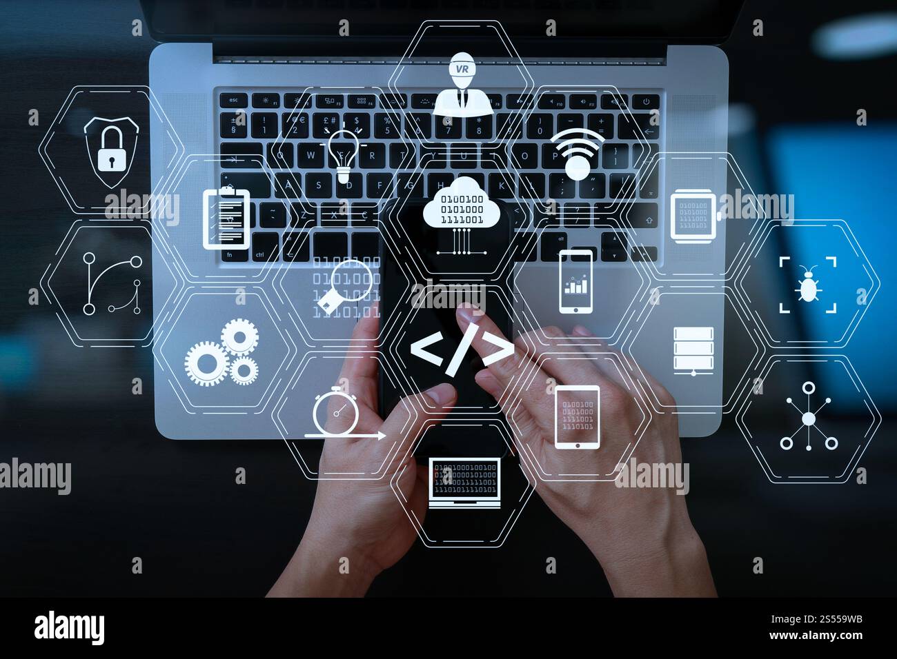 Entwickler von Programmiersoftware arbeiten mit Augmented Reality Dashboard-Computersymbolen für agiles Scrum sowie Code Fork und Versionierung mit Stockfoto