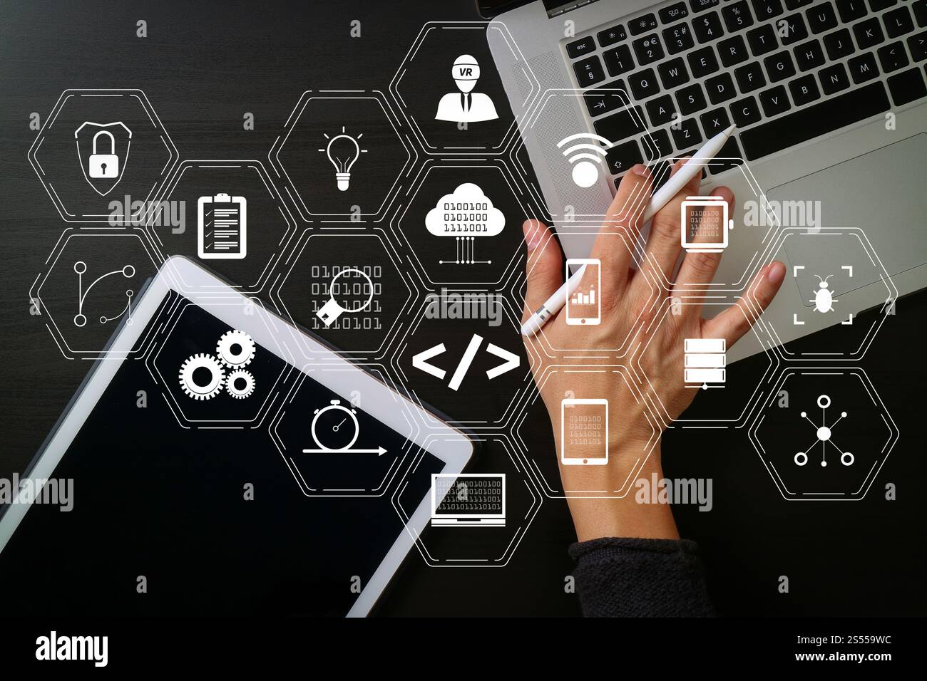 Entwickler von Programmiersoftware arbeiten mit Augmented Reality Dashboard-Computersymbolen für agiles Scrum sowie Code Fork und Versionierung mit Stockfoto