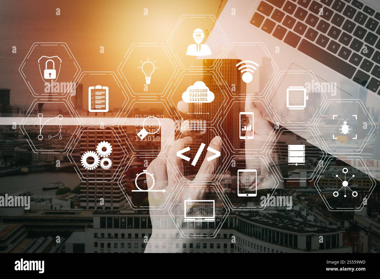 Entwickler von Programmiersoftware arbeiten mit Augmented Reality Dashboard-Computersymbolen für agiles Scrum sowie Code Fork und Versionierung mit Stockfoto