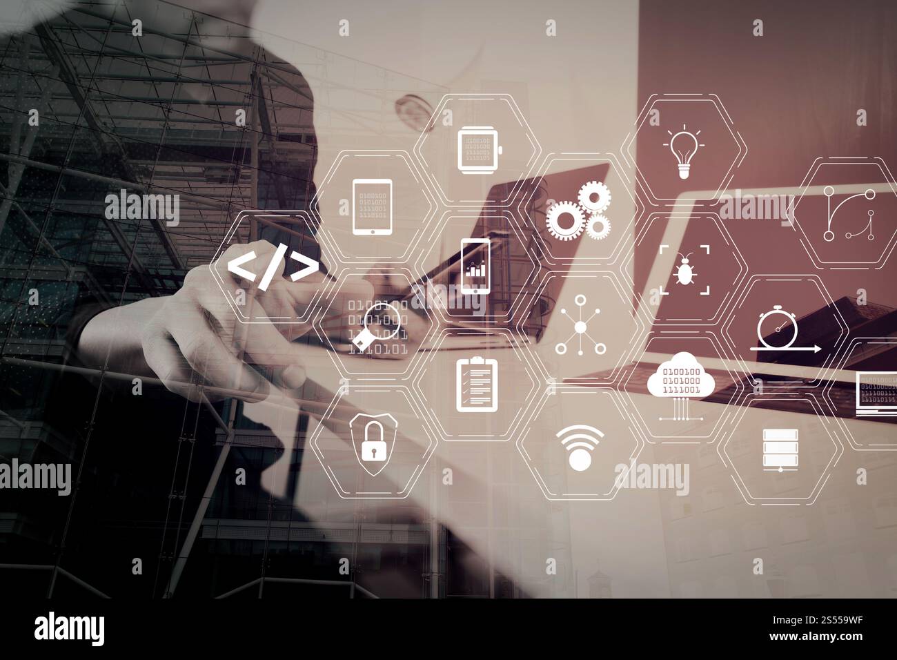 Entwickler von Programmiersoftware arbeiten mit Augmented Reality Dashboard-Computersymbolen für agiles Scrum sowie Code Fork und Versionierung mit Stockfoto