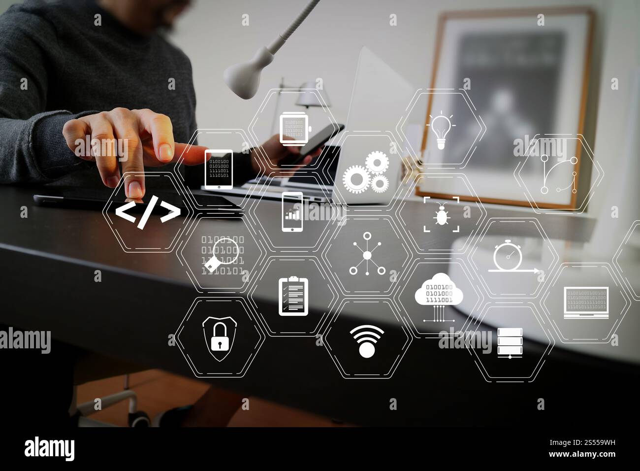Entwickler von Programmiersoftware arbeiten mit Augmented Reality Dashboard-Computersymbolen für agiles Scrum sowie Code Fork und Versionierung mit Stockfoto