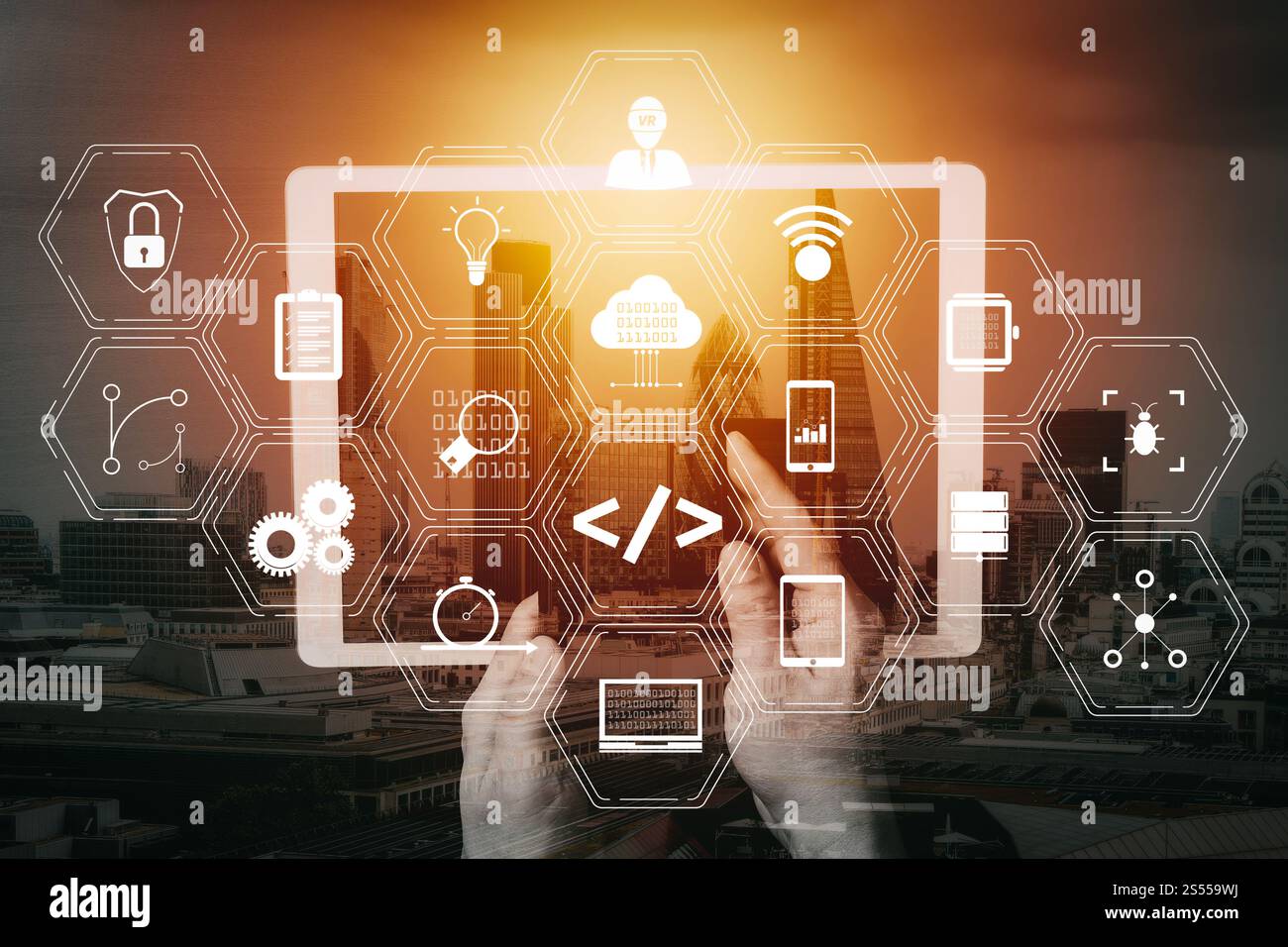 Entwickler von Programmiersoftware arbeiten mit Augmented Reality Dashboard-Computersymbolen für agiles Scrum sowie Code Fork und Versionierung mit Stockfoto