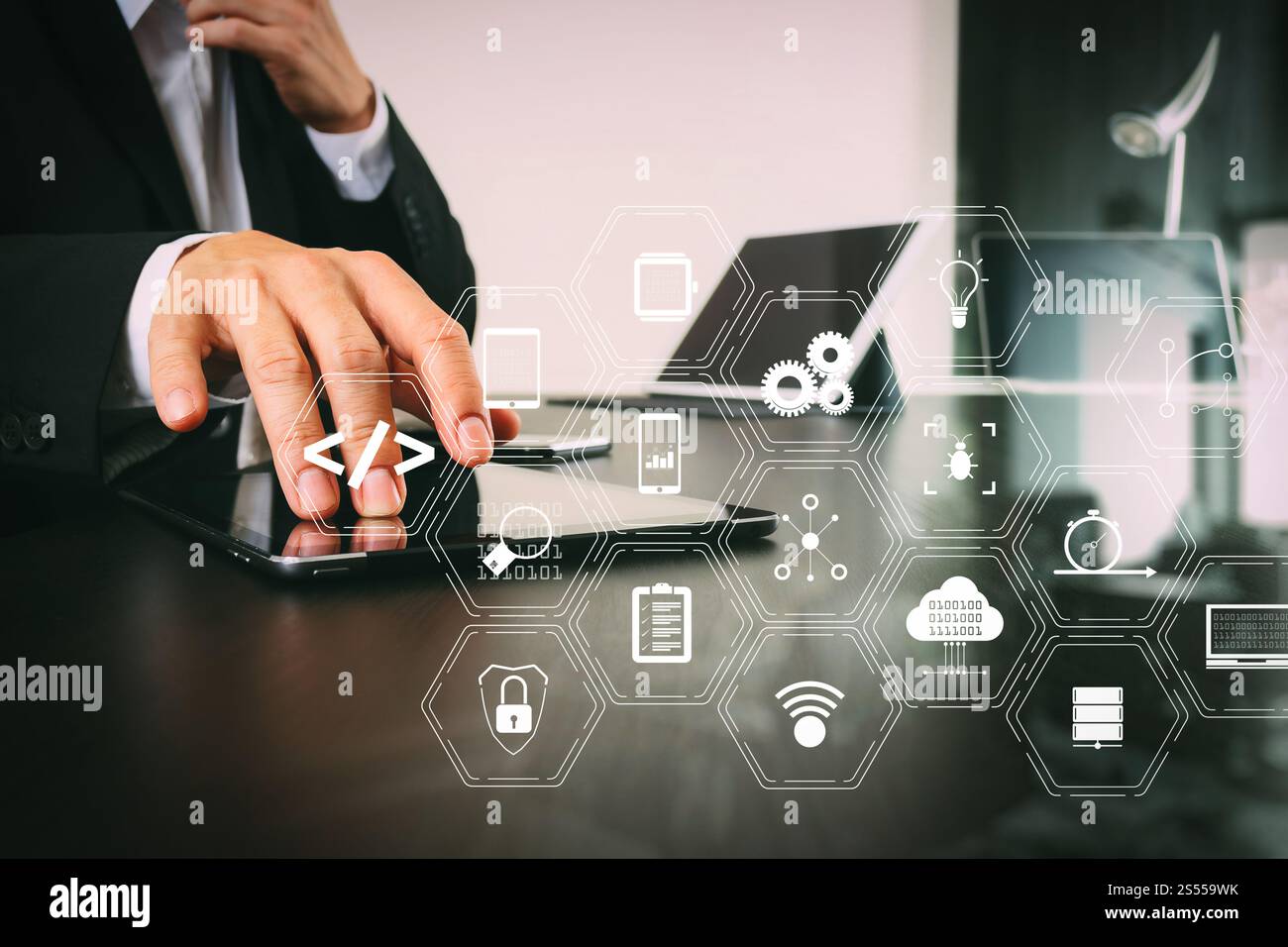 Entwickler von Programmiersoftware arbeiten mit Augmented Reality Dashboard-Computersymbolen für agiles Scrum sowie Code Fork und Versionierung mit Stockfoto