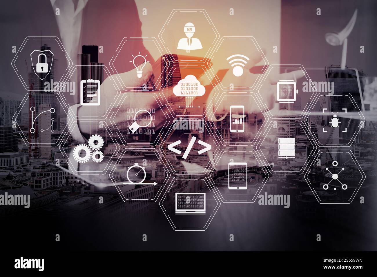 Entwickler von Programmiersoftware arbeiten mit Augmented Reality Dashboard-Computersymbolen für agiles Scrum sowie Code Fork und Versionierung mit Stockfoto