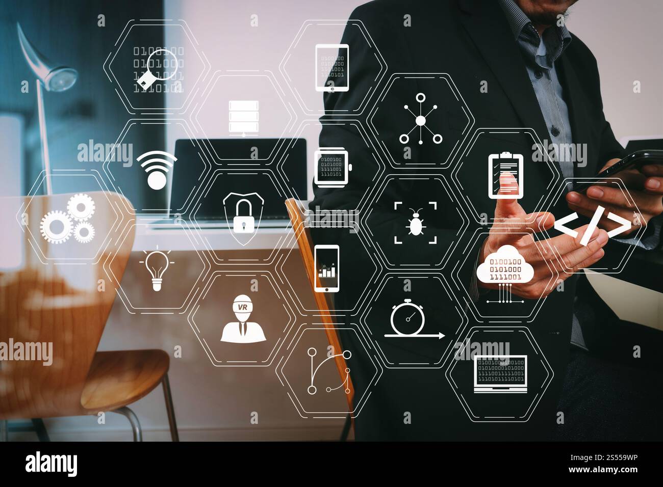 Entwickler von Programmiersoftware arbeiten mit Augmented Reality Dashboard-Computersymbolen für agiles Scrum sowie Code Fork und Versionierung mit Stockfoto