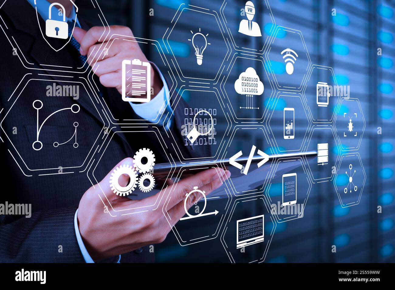 Entwickler von Programmiersoftware arbeiten mit Augmented Reality Dashboard-Computersymbolen für agiles Scrum sowie Code Fork und Versionierung mit Stockfoto