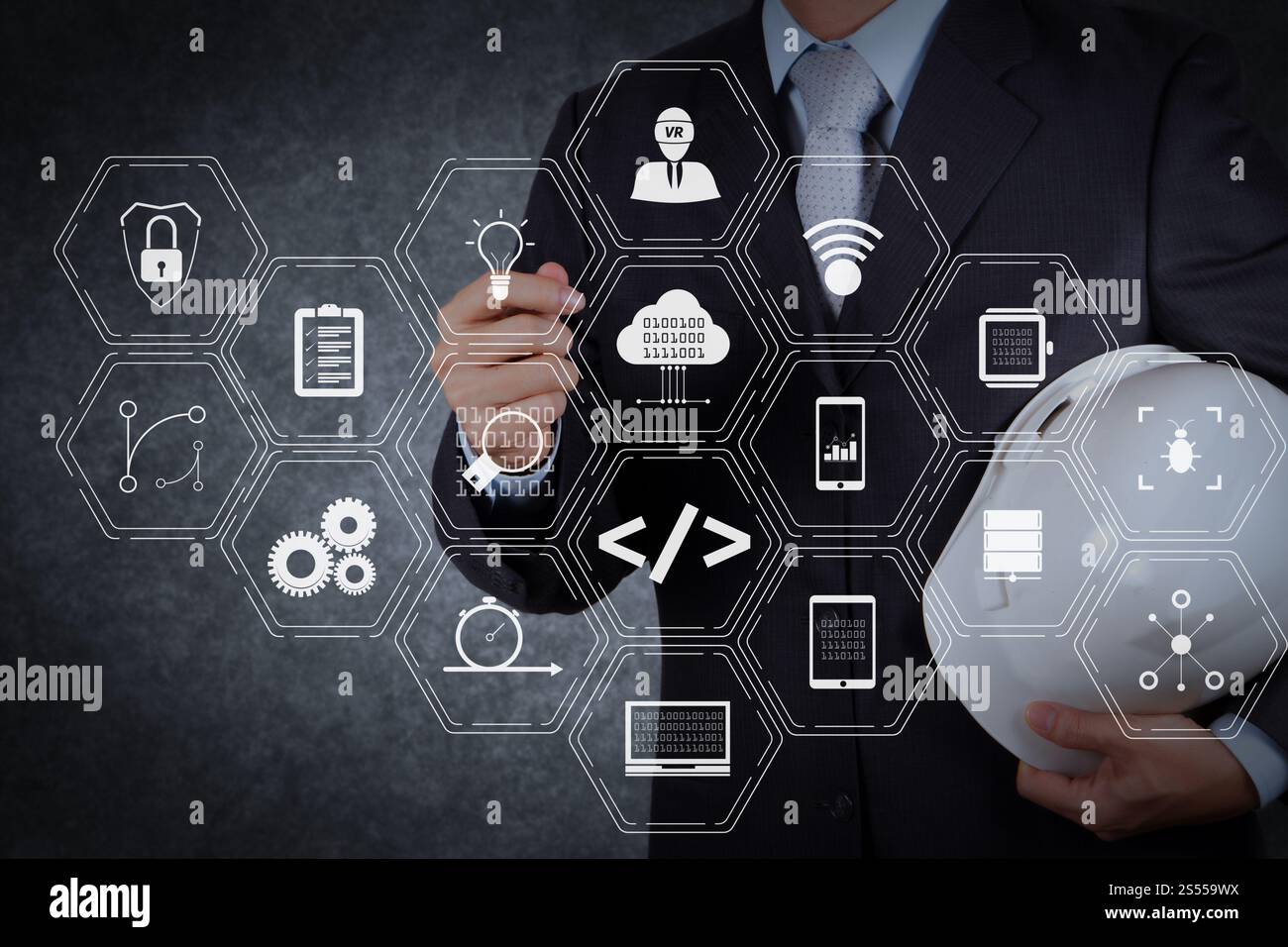 Entwickler von Programmiersoftware arbeiten mit Augmented Reality Dashboard-Computersymbolen für agiles Scrum sowie Code Fork und Versionierung mit Stockfoto