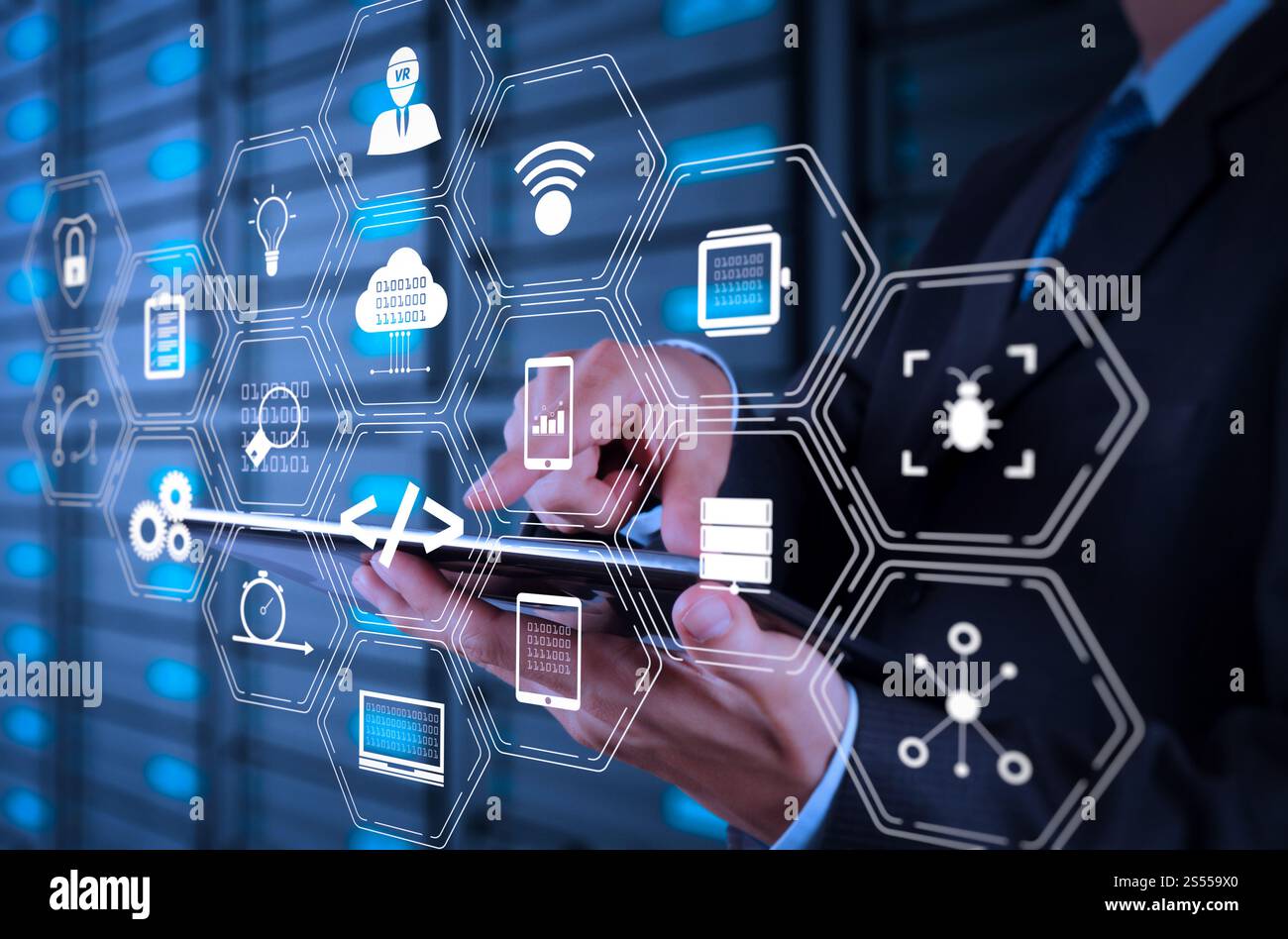 Entwickler von Programmiersoftware arbeiten mit Augmented Reality Dashboard-Computersymbolen für agiles Scrum sowie Code Fork und Versionierung mit Stockfoto