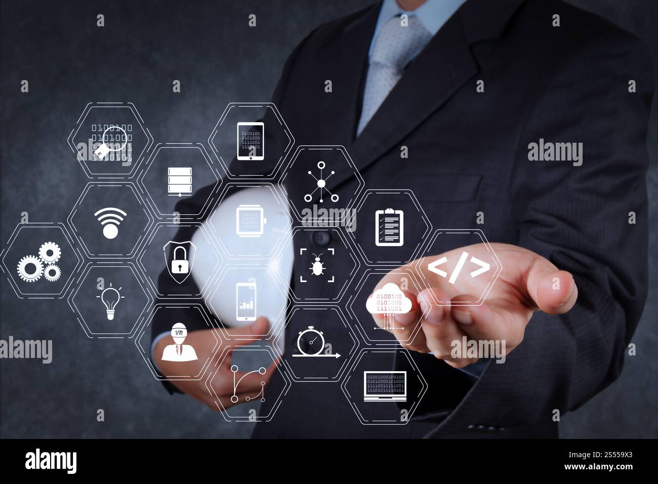 Entwickler von Programmiersoftware arbeiten mit Augmented Reality Dashboard-Computersymbolen für agiles Scrum sowie Code Fork und Versionierung mit Stockfoto