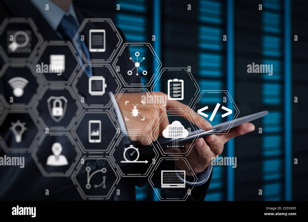Entwickler von Programmiersoftware arbeiten mit Augmented Reality Dashboard-Computersymbolen für agiles Scrum sowie Code Fork und Versionierung mit Stockfoto