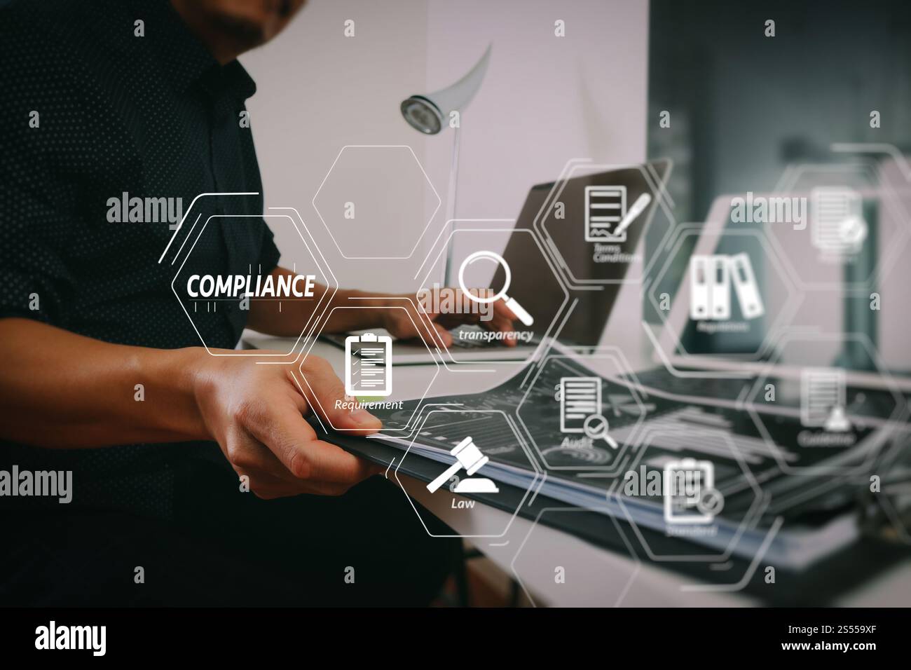 Einhaltung der Virtuellen Schaltplan für Verordnungen, Gesetze, Normen, Anforderungen und Prüfung. Geschäftsmann arbeiten mit Smart Phone und digitale Tablet-PC und Laptop Stockfoto