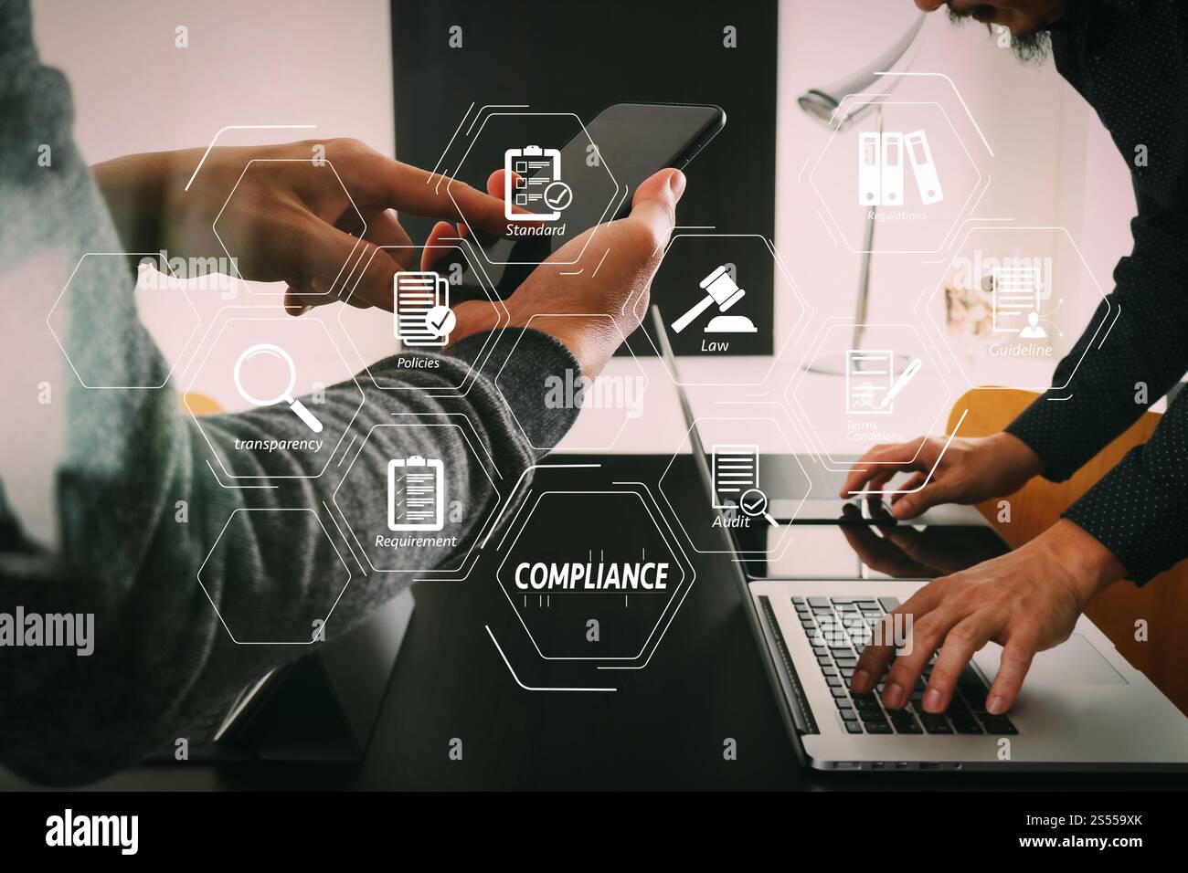 Compliance virtuelles Diagramm für Vorschriften, Gesetze, Standards, Anforderungen und Audit.Co Working Team Meeting Konzept, Geschäftsmann mit Smartphone und Stockfoto