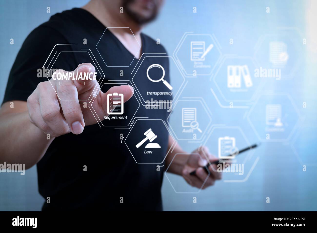 Virtuelles Diagramm zur Compliance für Vorschriften, Gesetze, Standards, Anforderungen und Audits. Designer Hand, die einen imaginären Knopf drückt, intelligent hält Stockfoto