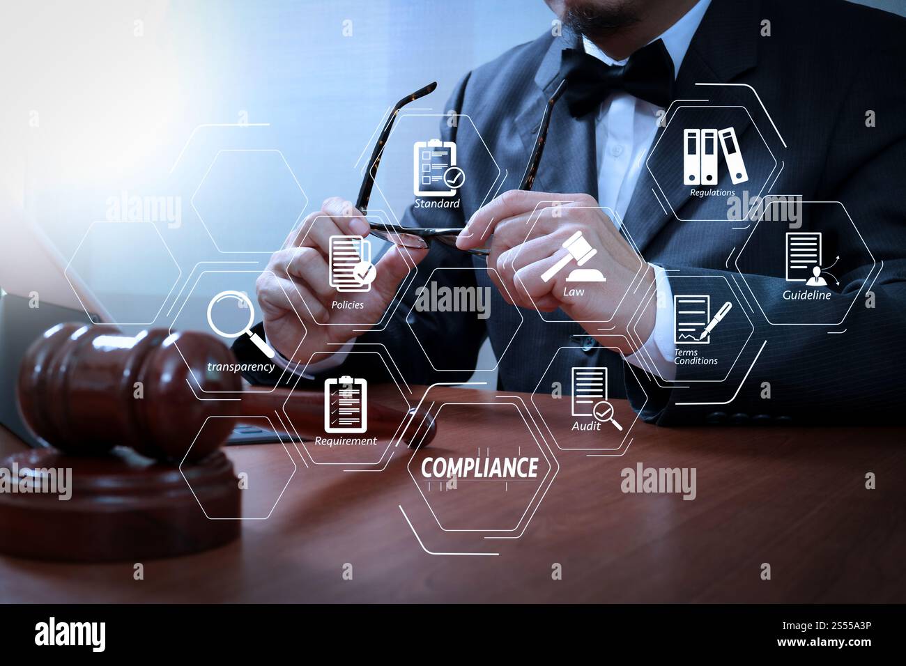 Virtuelles Diagramm zur Compliance für Vorschriften, Gesetze, Standards, Anforderungen und Audits. Männlicher Richter in einem Gerichtssaal mit dem Hammer, arbeitet mit Smart Stockfoto