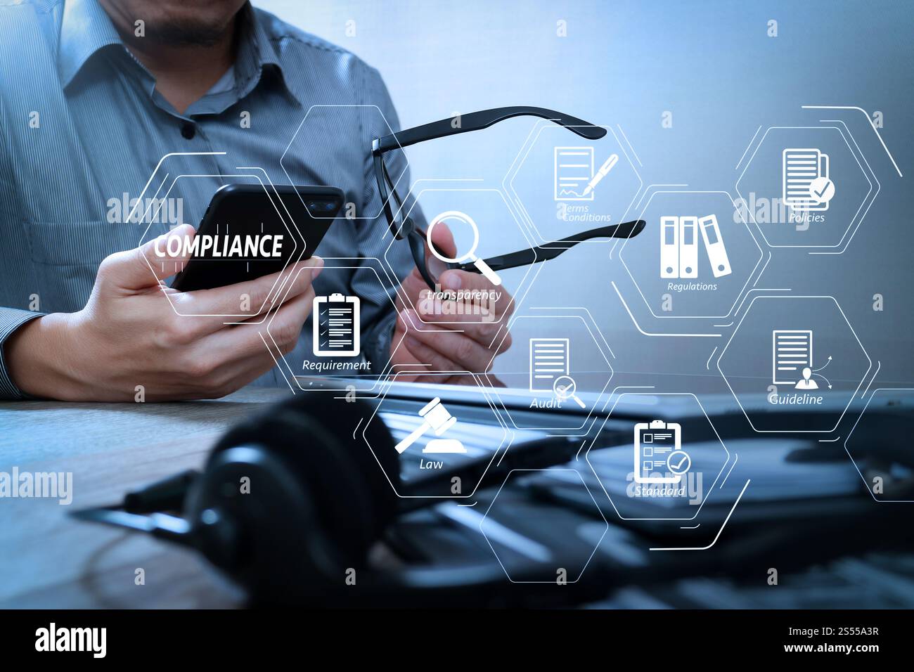 Compliance virtuelles Diagramm für Vorschriften, Gesetze, Standards, Anforderungen und Audits. Mann mit Brille Hand mit VoIP-Headset und digitalem Tablet Stockfoto