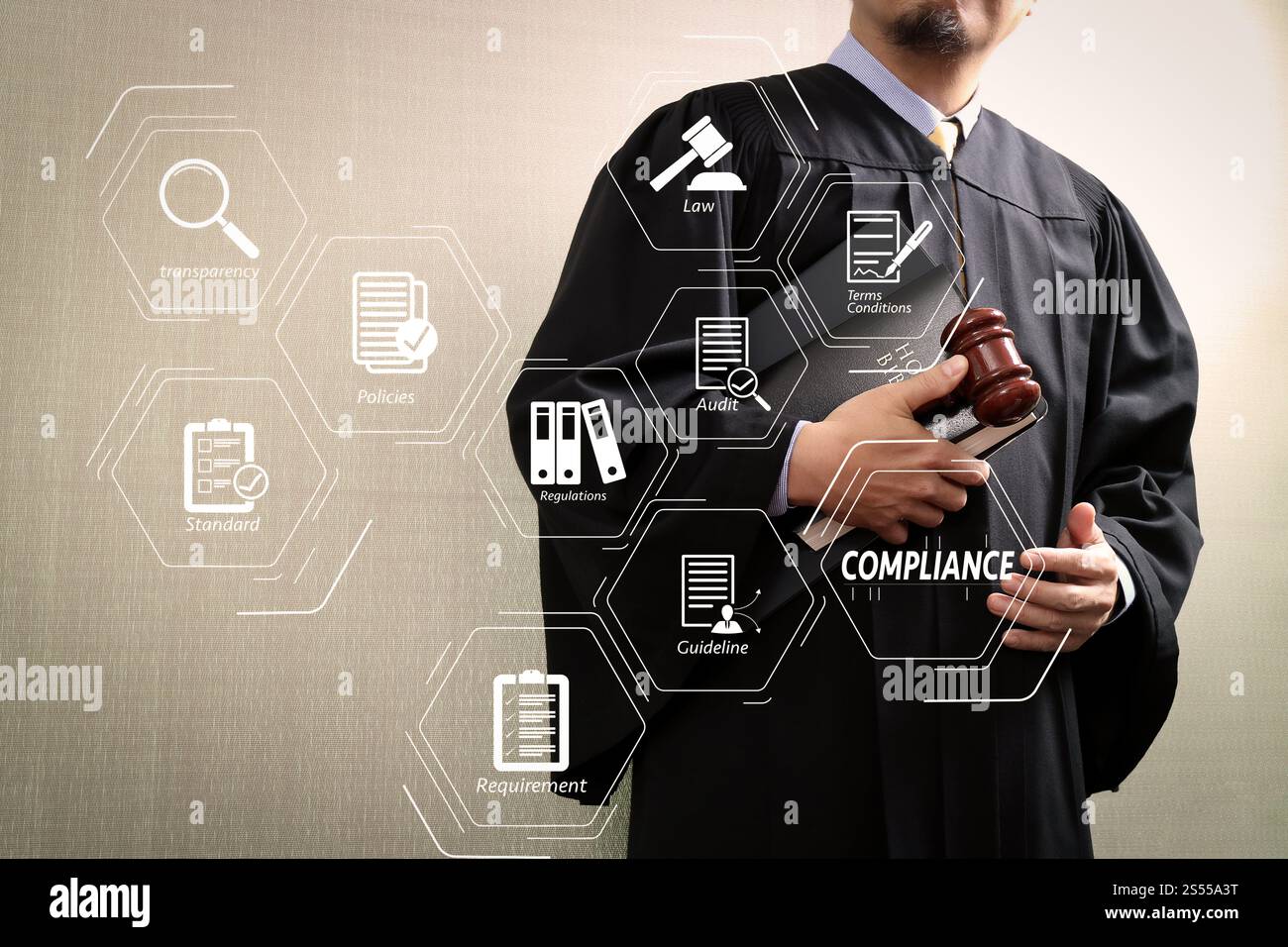 Virtuelles Diagramm zur Compliance für Vorschriften, Gesetze, Standards, Anforderungen und Audits. Männlicher Richter in einem Gerichtssaal mit dem Heiligbuch und Digital Stockfoto