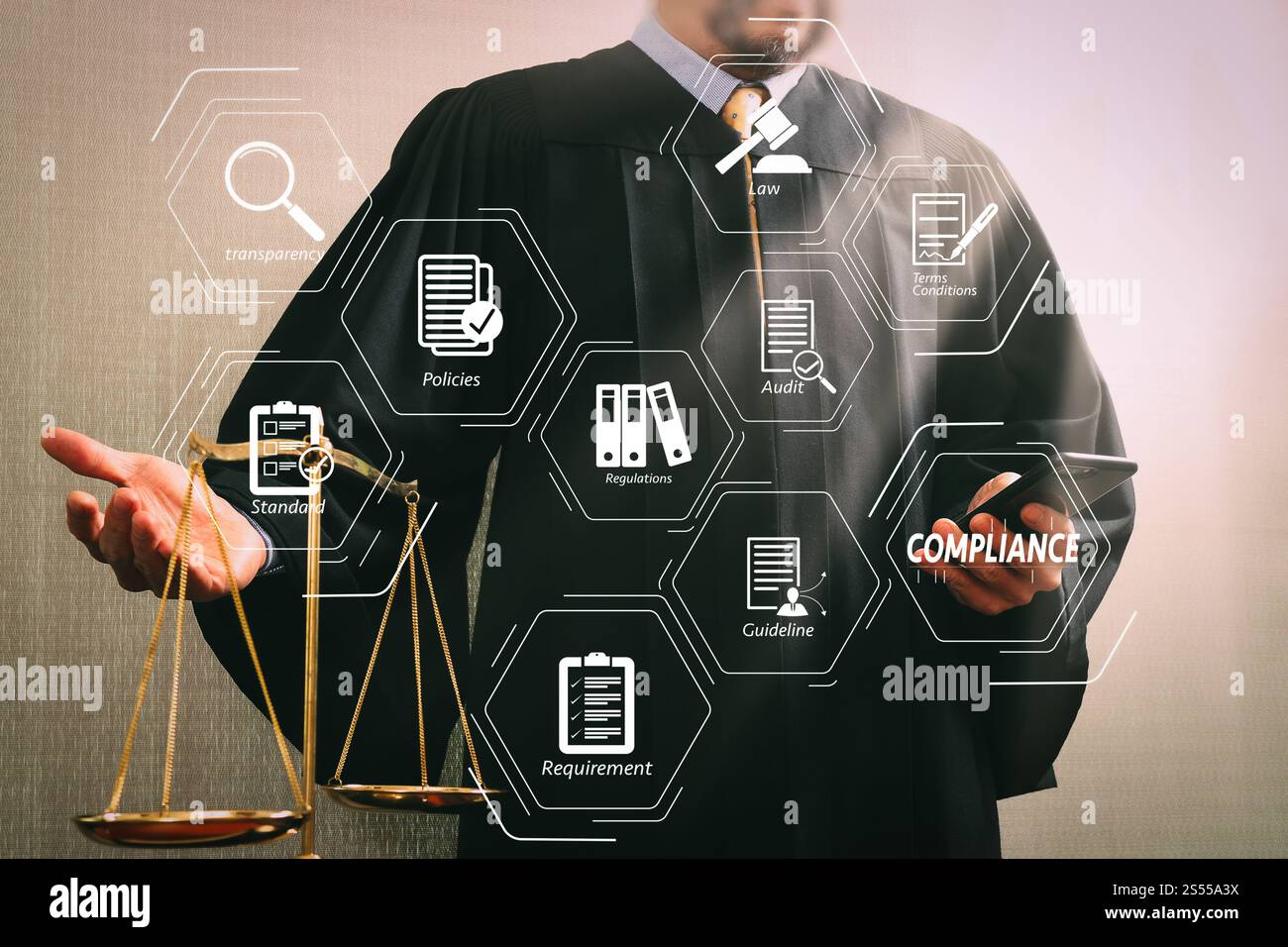 Virtuelles Diagramm zur Compliance für Vorschriften, Gesetze, Standards, Anforderungen und Audits. Männlicher Richter in einem Gerichtssaal mit der Waage und Smart Stockfoto