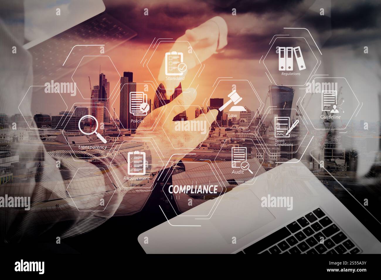 Einhaltung der Virtuellen Schaltplan für Verordnungen, Gesetze, Normen, Anforderungen und Prüfung. Business Partnerschaft treffen Konzept. Foto businessmans Handshake. Stockfoto