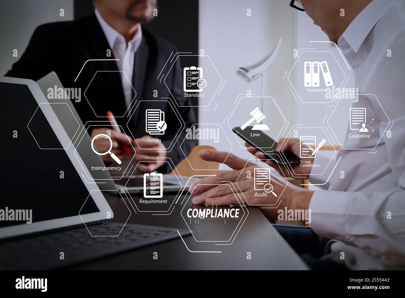 Compliance virtuelles Diagramm für Vorschriften, Gesetze, Standards, Anforderungen und Audit.Co Working Team Meeting Konzept, Geschäftsmann mit Smartphone und Stockfoto