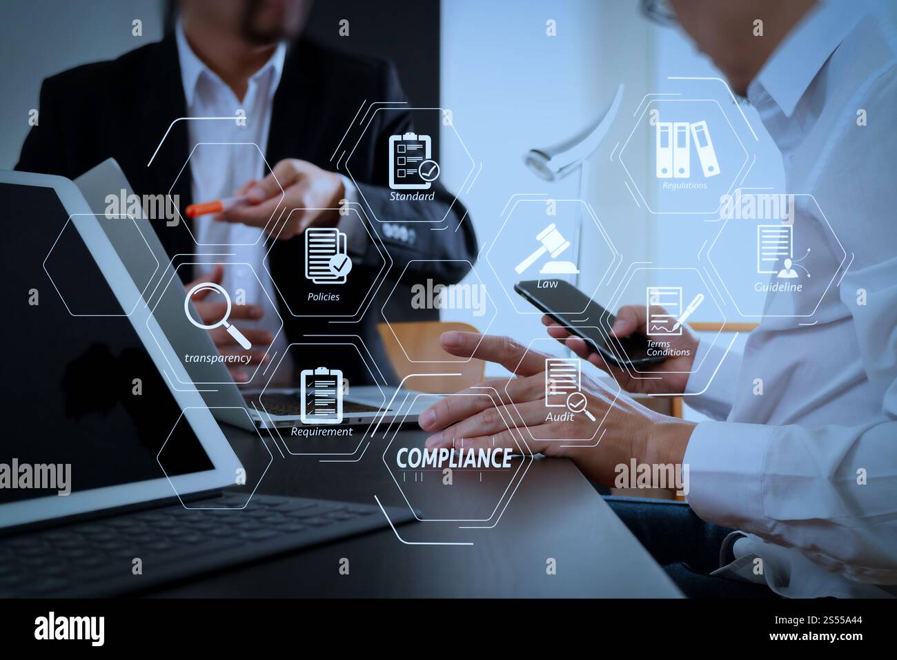 Compliance virtuelles Diagramm für Vorschriften, Gesetze, Standards, Anforderungen und Audit.Co Working Team Meeting Konzept, Geschäftsmann mit Smartphone und Stockfoto
