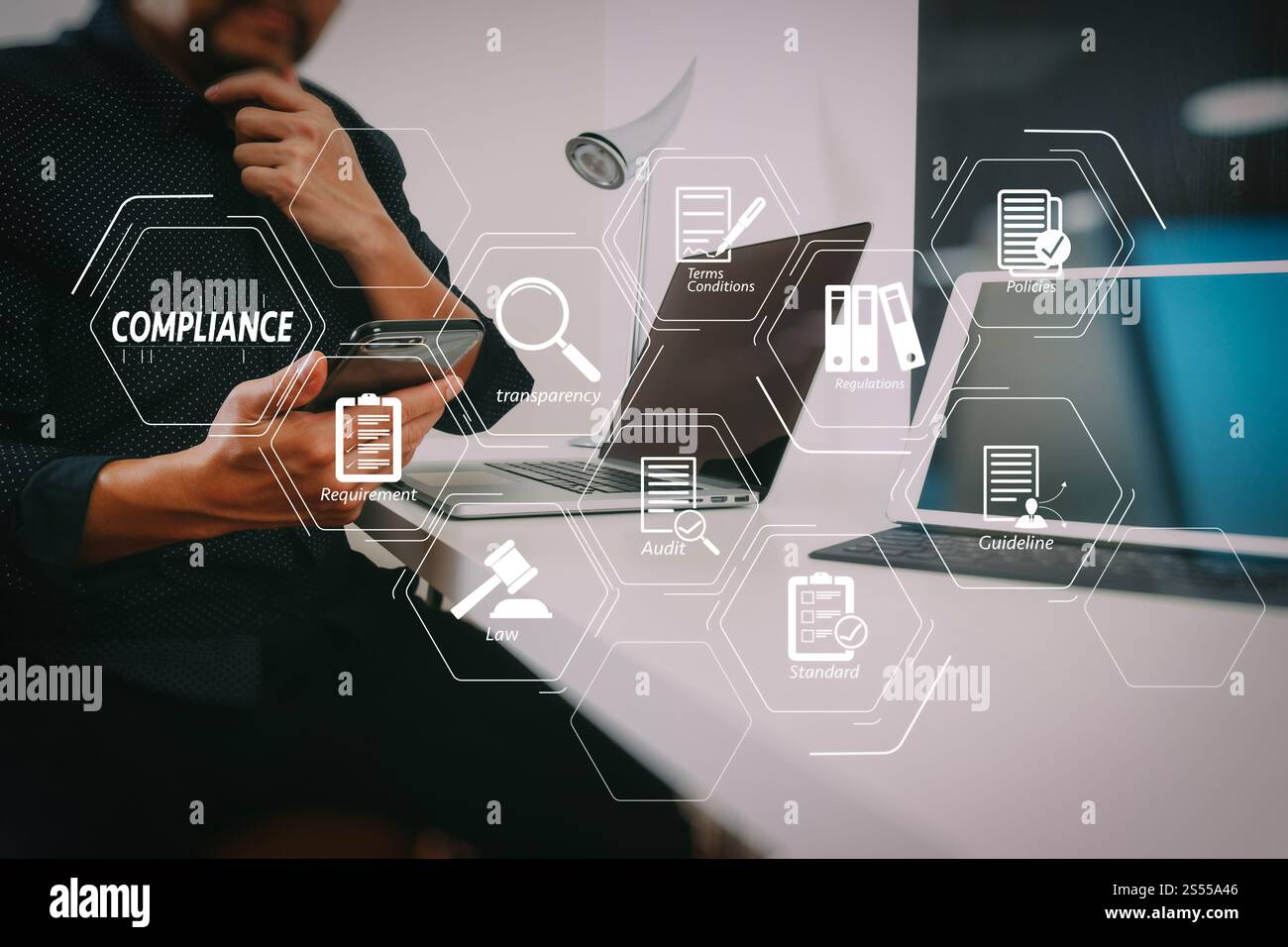 Einhaltung der Virtuellen Schaltplan für Verordnungen, Gesetze, Normen, Anforderungen und Prüfung. Geschäftsmann arbeiten mit Smart Phone und digitale Tablet-PC und Laptop Stockfoto