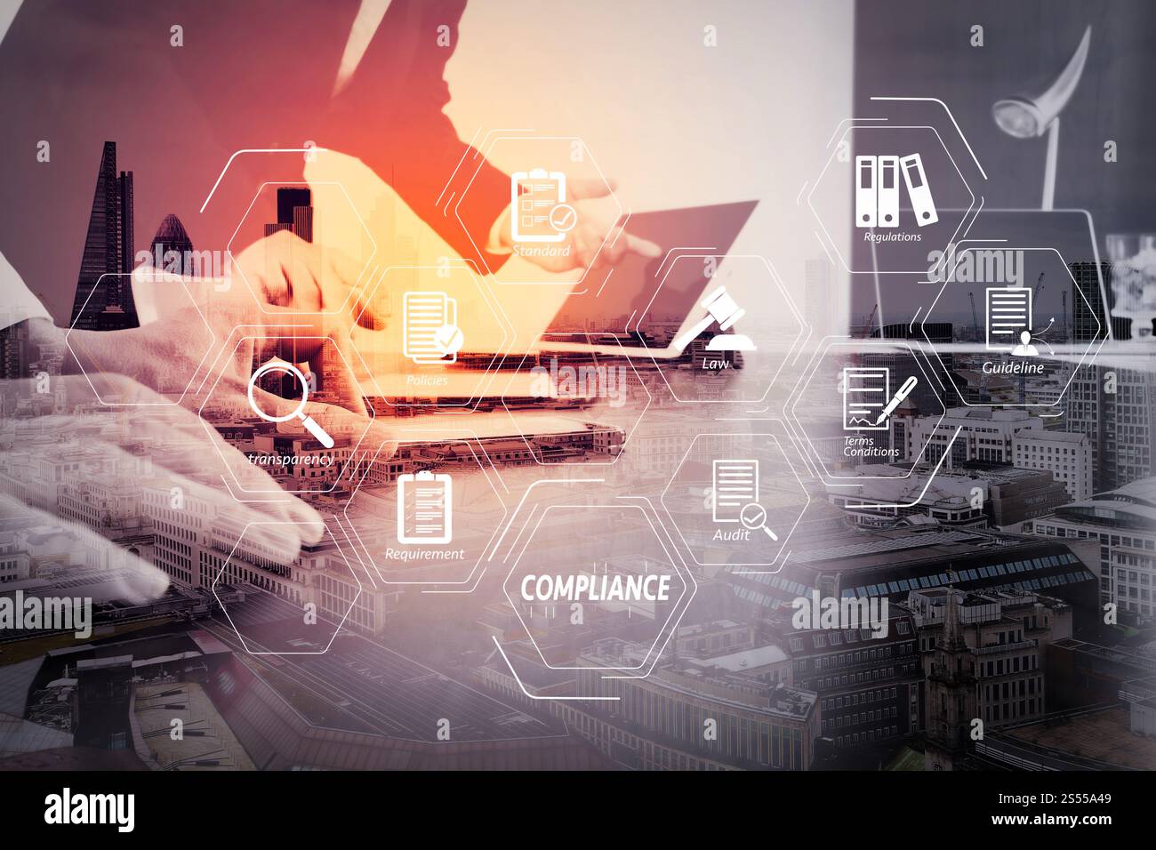 Compliance virtuelles Diagramm für Vorschriften, Gesetze, Standards, Anforderungen und Audit.Co Working Team Meeting Konzept, Geschäftsmann mit Smartphone und Stockfoto