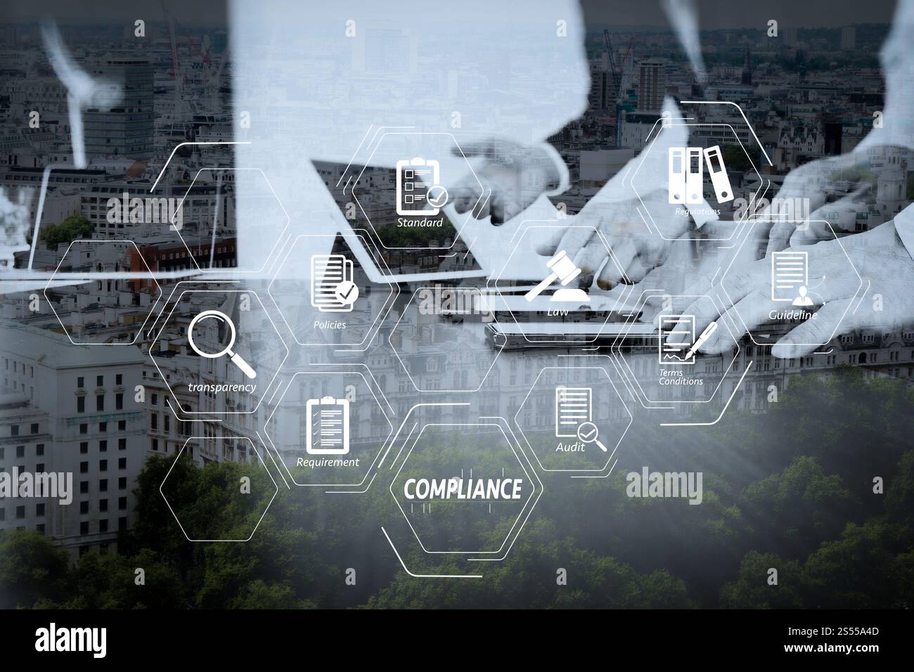 Compliance virtuelles Diagramm für Vorschriften, Gesetze, Standards, Anforderungen und Audit.Co Working Team Meeting Konzept, Geschäftsmann mit Smartphone und Stockfoto