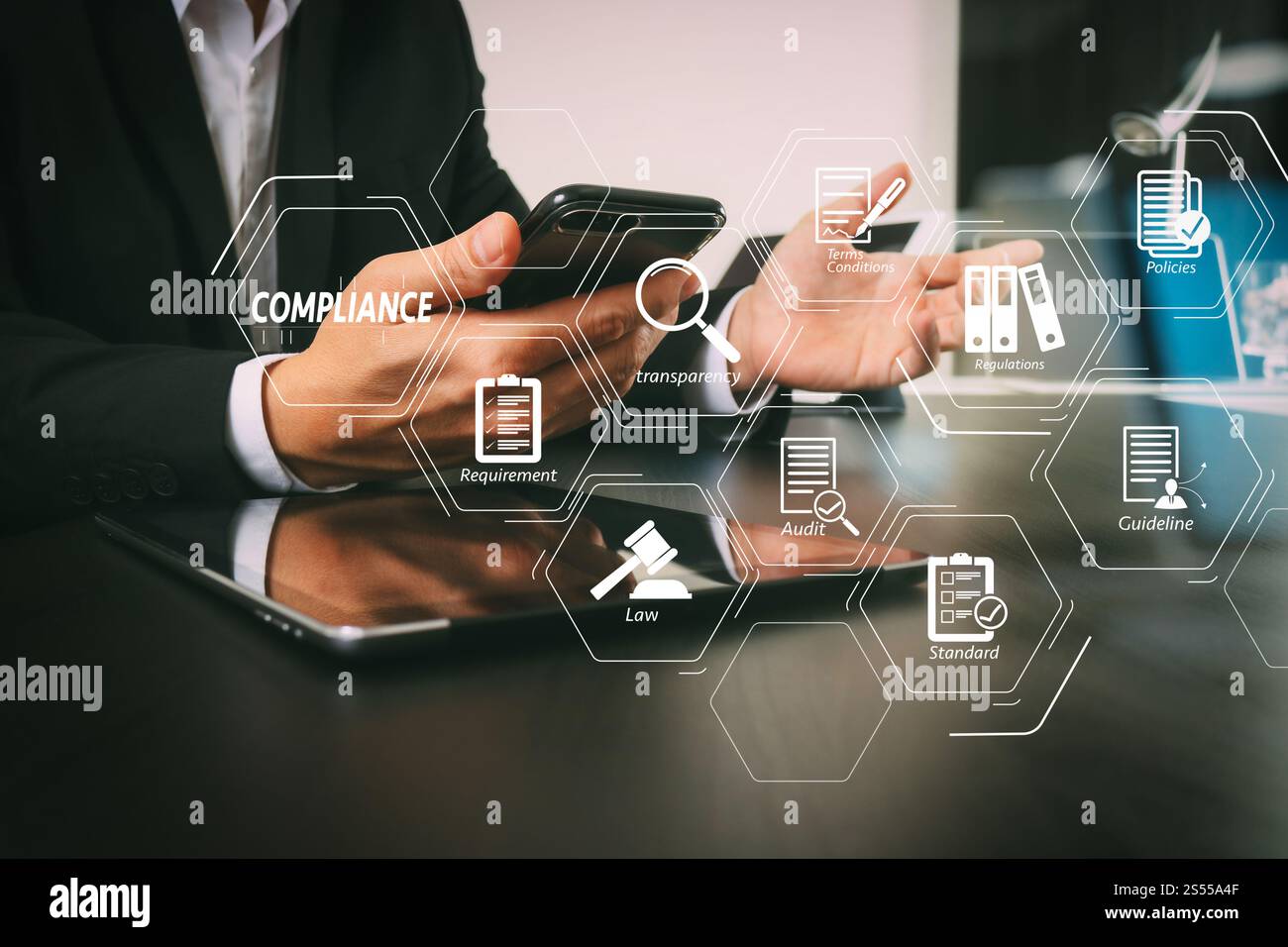 Einhaltung der Virtuellen Schaltplan für Verordnungen, Gesetze, Normen, Anforderungen und Prüfung. Geschäftsmann arbeiten mit Smart Phone und digitale Tablet-PC und Laptop Stockfoto