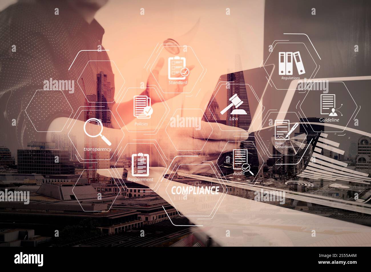 Einhaltung der Virtuellen Schaltplan für Verordnungen, Gesetze, Normen, Anforderungen und Prüfung. Geschäftsmann arbeiten mit Smart Phone und digitale Tablet-PC und Laptop Stockfoto