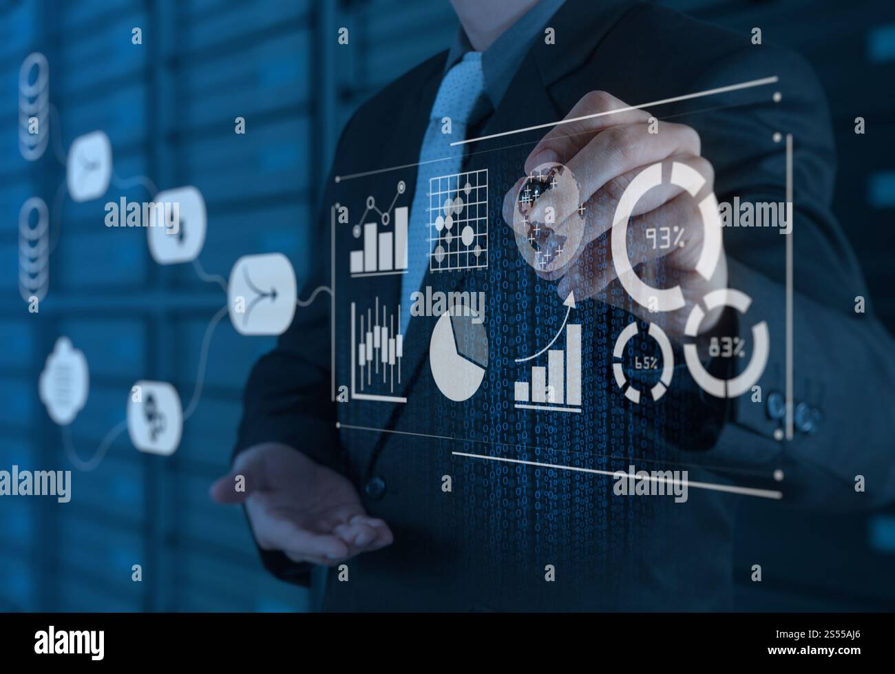 Data Management System (DMS) mit Business Analytics-Konzept. Geschäftsmann, der mit arbeitet, stellt Informationen für Key Performance Indicators (KPI) und bereit Stockfoto