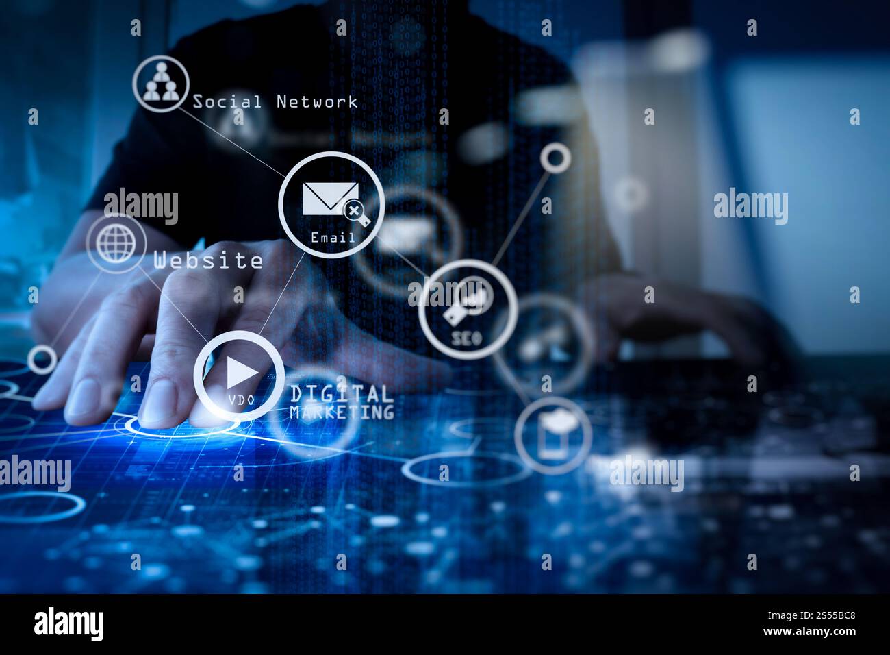 Digitale Marketingmedien (Website-Werbung, E-Mail, soziales Netzwerk, SEO, Video, mobile App) auf dem virtuellen Bildschirm. Geschäftsmann Hand arbeitet mit Modern Stockfoto