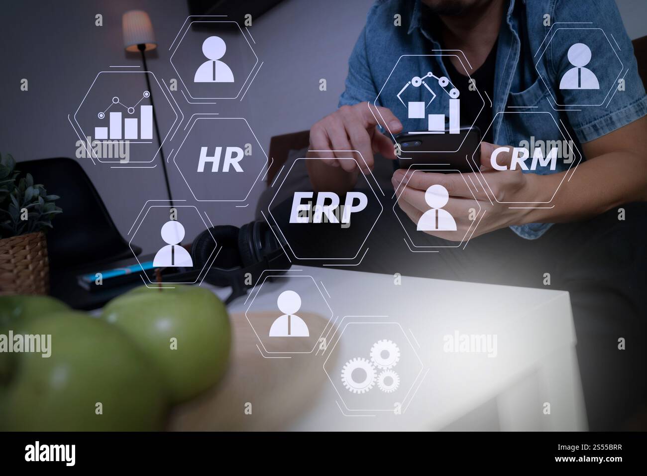 Architektur des ERP-Systems (Enterprise Resource Planning) mit Verbindungen zwischen Business Intelligence (BI), Produktion, CRM-Modulen und HR Stockfoto