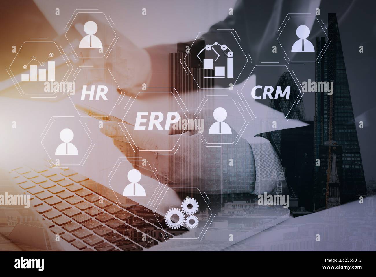 Architektur des ERP-Systems (Enterprise Resource Planning) mit Verbindungen zwischen Business Intelligence (BI), Produktion, CRM-Modulen und HR Stockfoto