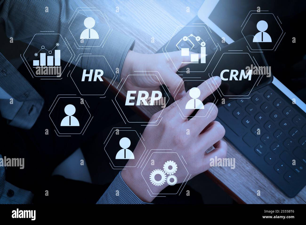 Architektur des ERP-Systems (Enterprise Resource Planning) mit Verbindungen zwischen Business Intelligence (BI), Produktion, CRM-Modulen und HR Stockfoto