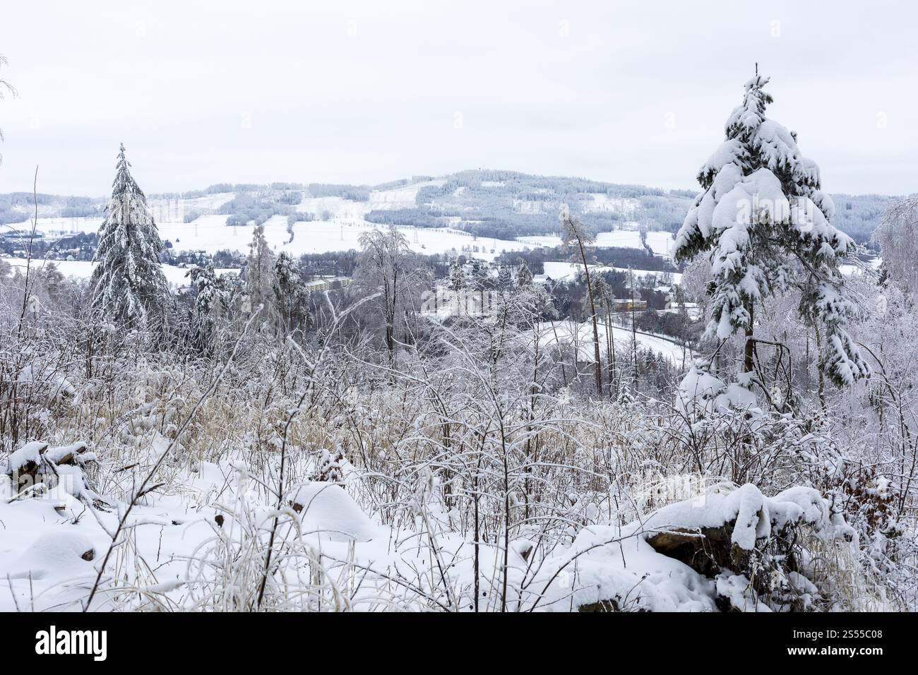 Blick von Czorneboh nach Cunewalde im Winter, im Hintergrund Bieleboh, Oberlausitz, Sachsen, Deutschland, Europa Stockfoto
