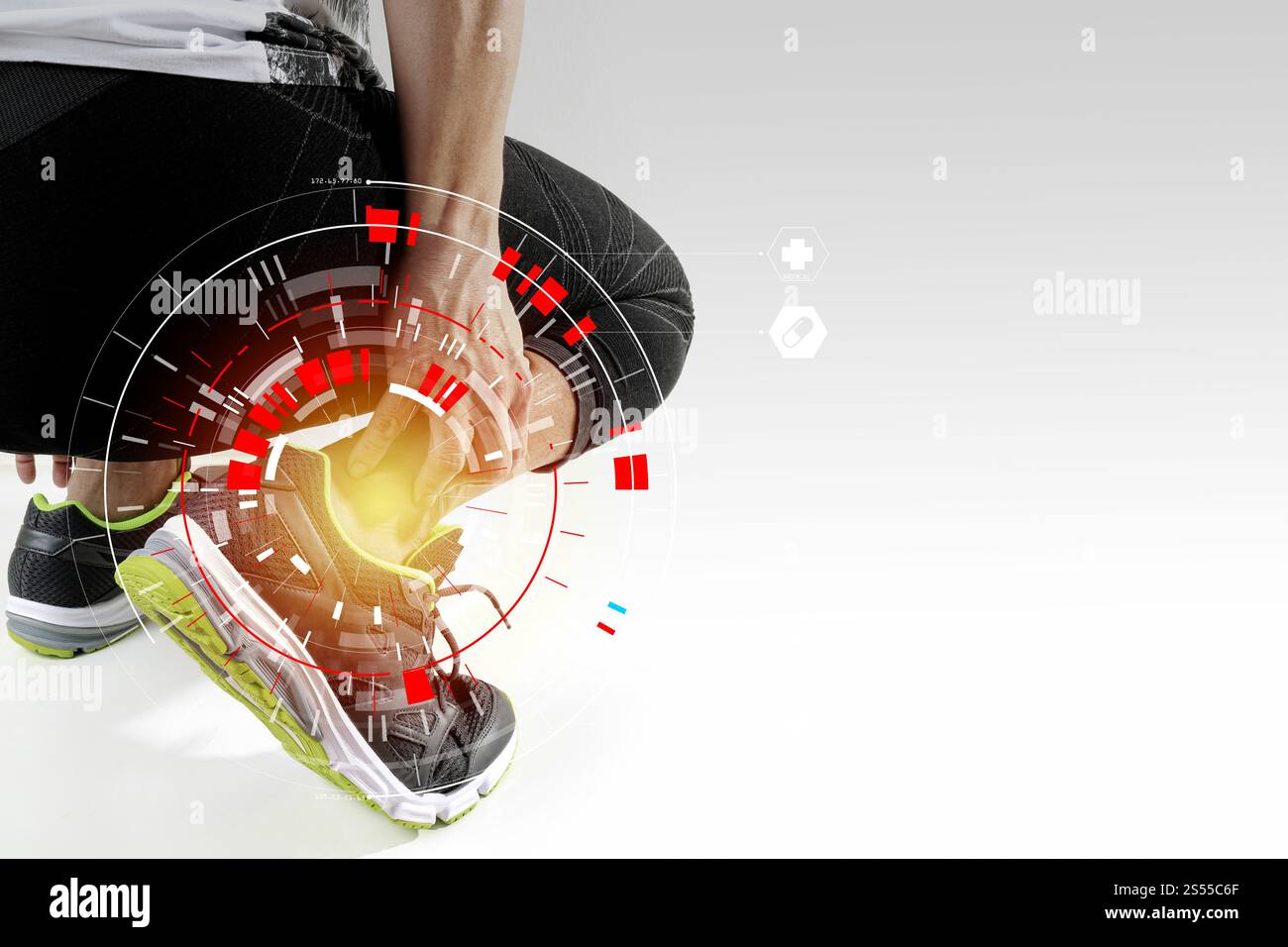 Läufersportler, der den Knöchel bei Schmerzen mit gebrochenem verdrehtem Gelenk hält, Laufsportverletzung und Athletischer Mann, der den Fuß aufgrund einer Verstauchung mit VR Medical berührt Stockfoto
