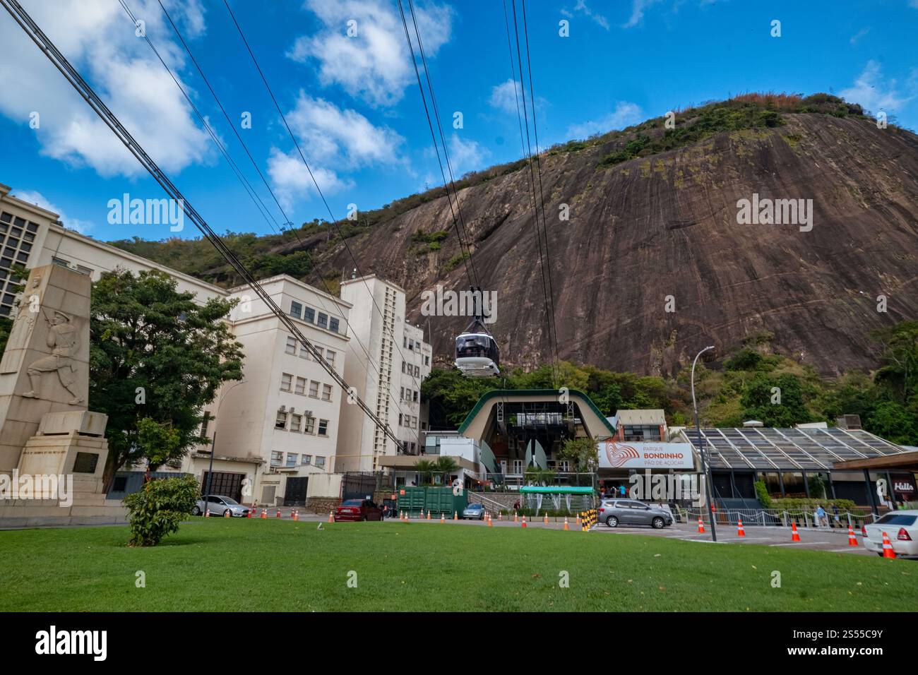 Die Sugarloaf Cable Car fährt zwischen Praia Vermelha und dem Sugarloaf Mountain. Es macht einen Halt in Morro da Urca, 722 Meter entfernt. Der letzte Halt Stockfoto