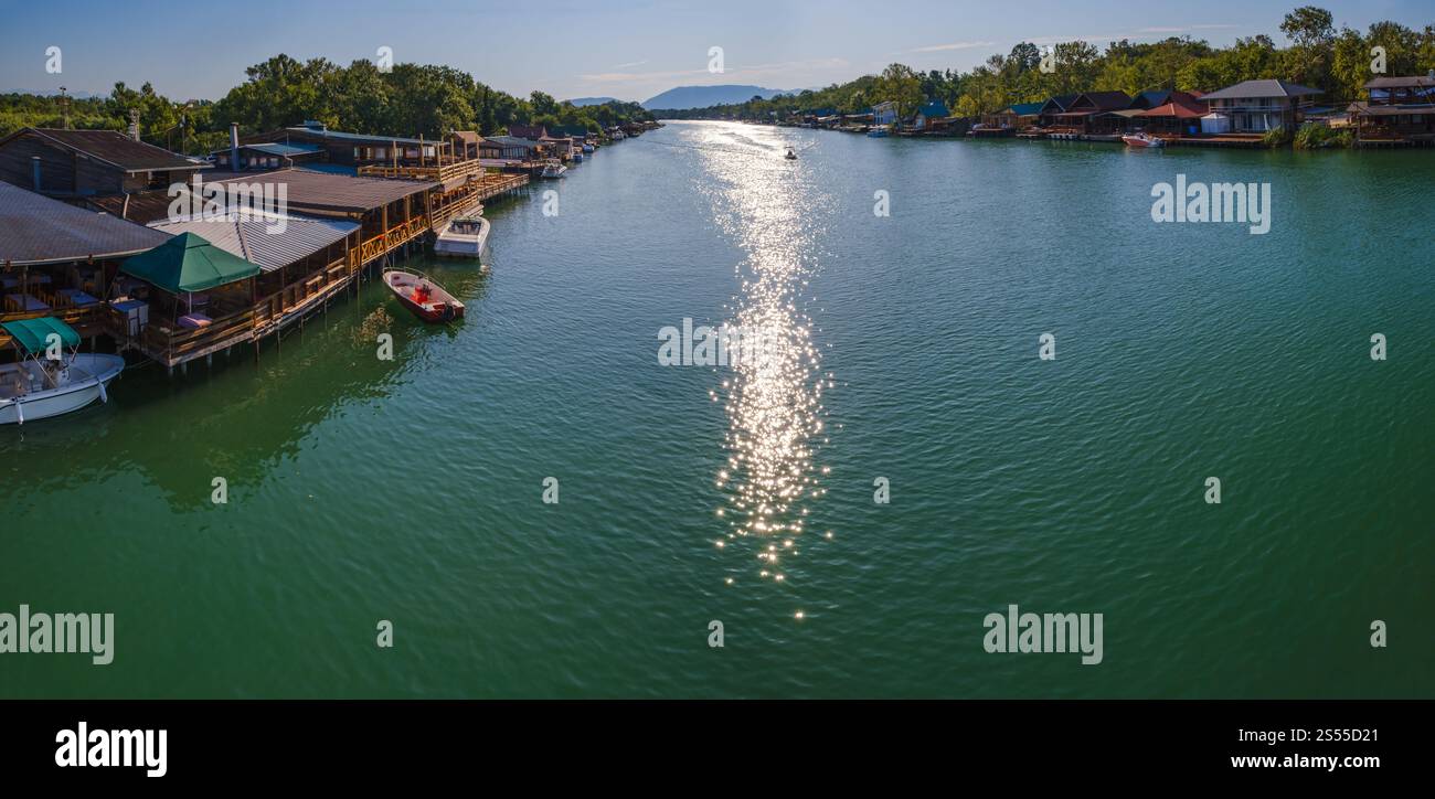 Das Flussdelta Bojana und die Insel Ada in Ulcinj, Montenegro. - Es ist ein beliebtes Touristenziel mit langem Sandstrand und traditionellen Meeresfrüchten Stockfoto