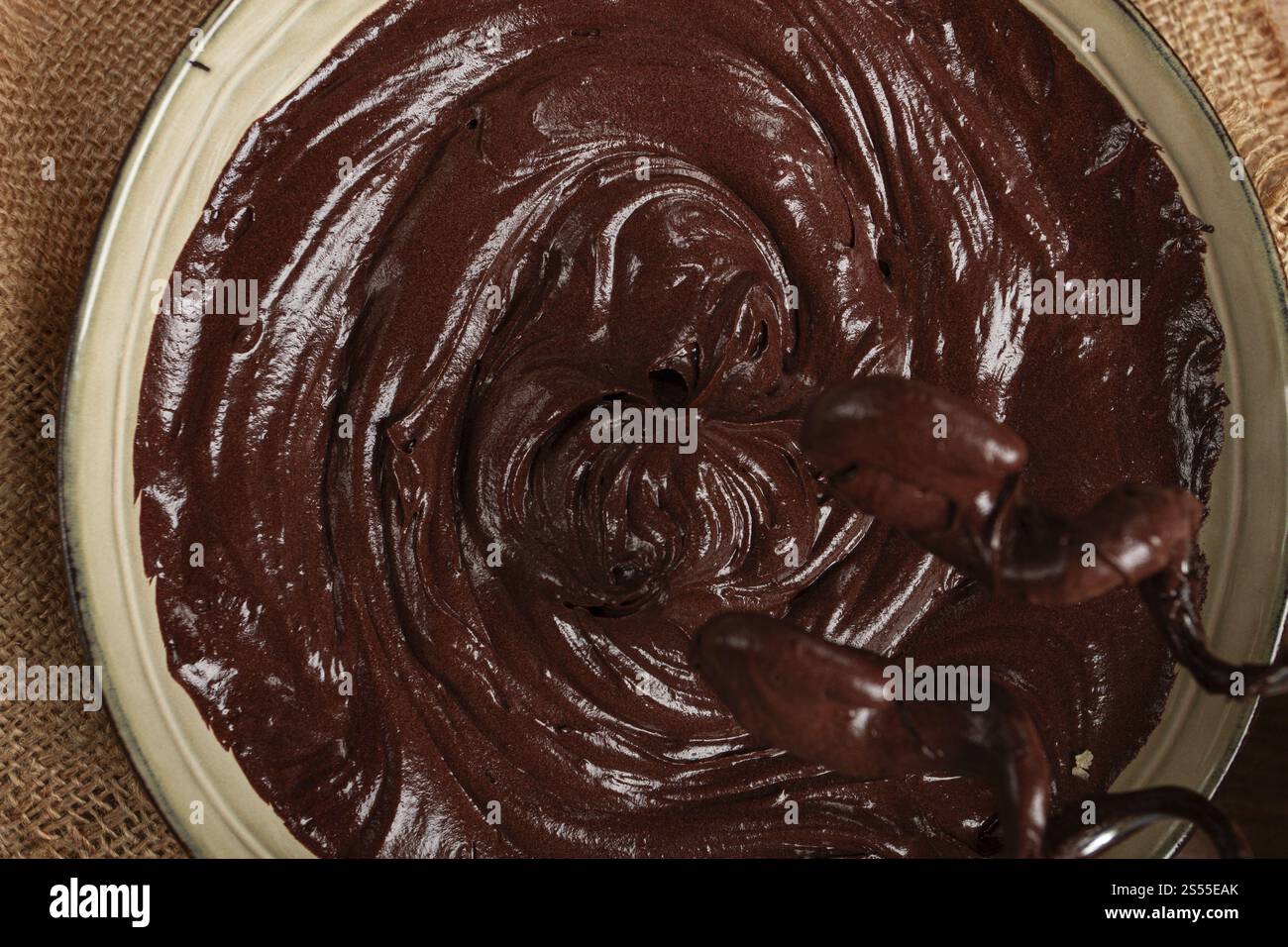 Eine Schüssel Schokoladenteig, ein Schneebesen für den Mixer, Backen, Struktur und Konsistenz, hausgemacht, Draufsicht, keine Personen Stockfoto