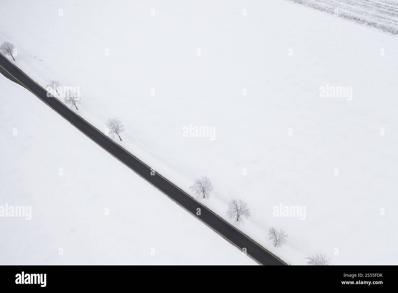 Luftaufnahme einer geraden Landstraße im Schnee, bei Oederan, Sachsen, Deutschland, Europa Stockfoto