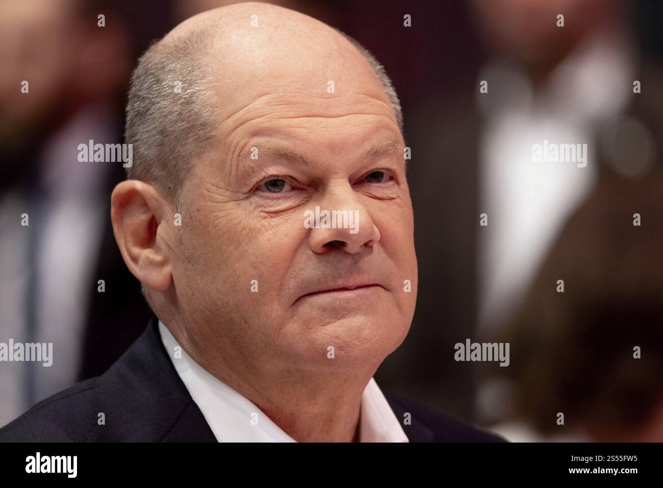 OLAF Scholz (Bundeskanzler) auf der Sonderparteikonferenz der SPD im Berliner Stadtwürfel am 11. Januar Stockfoto