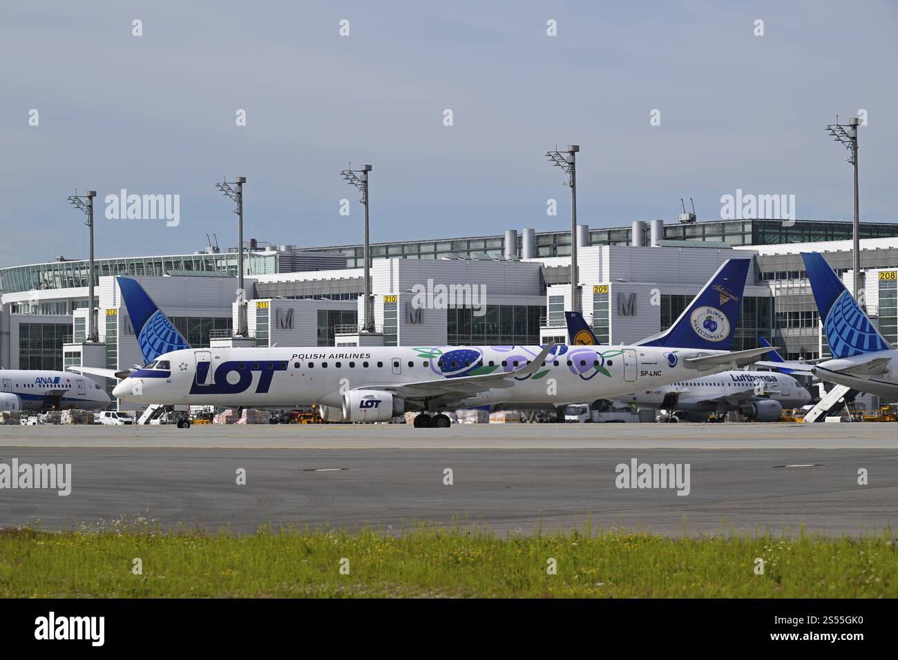 LOT Polish Airlines Embraer 195 im Rolldienst vor Terminal 2, Terminal 2, Flughafen München, Oberbayern, Bayern, Deutschland, Europa Stockfoto