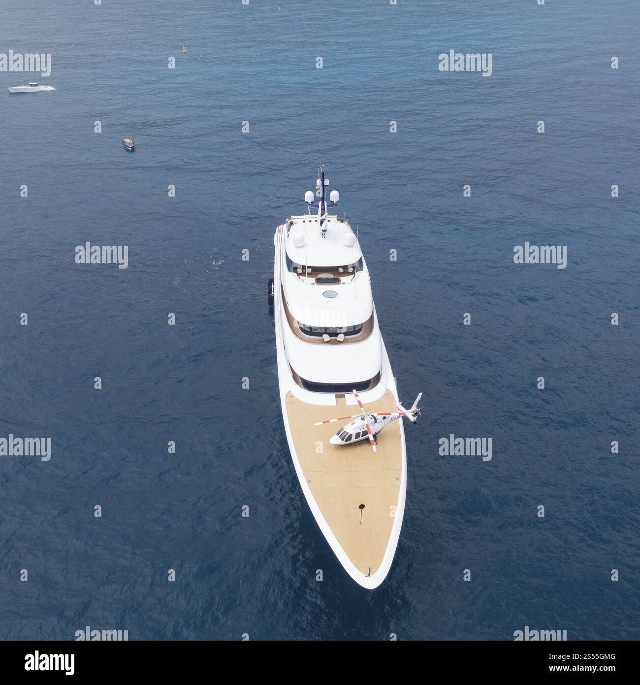 Aus der Vogelperspektive der 97-Meter-Motoryacht FAITH mit Hubschrauber an Bord, die von der Feadship-Werft gebaut und 2017 nach Lawrence Walk, Kanada geliefert wurde Stockfoto