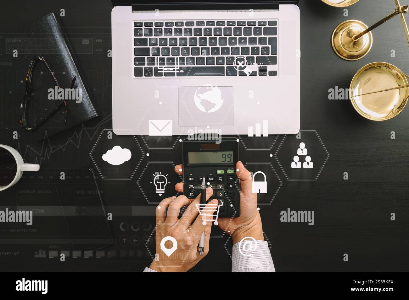 Recht und Gesetz Konzept. Geschäftsmann oder Rechtsanwalt oder Wirtschaftsprüfer arbeiten auf Konten mit einem Rechner und Laptop und Dokumente mit Vr-Diagramm Stockfoto