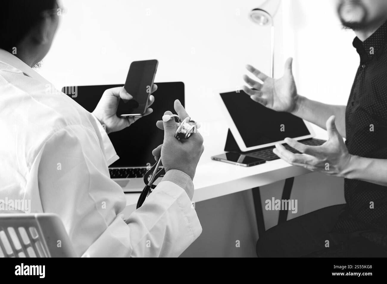 Arzt in weißer uniform Kleid Mantel Beratung Geschäftsmann Patienten mit Examen als Krankenhaus Professionalität Konzept, schwarz / weiß Stockfoto