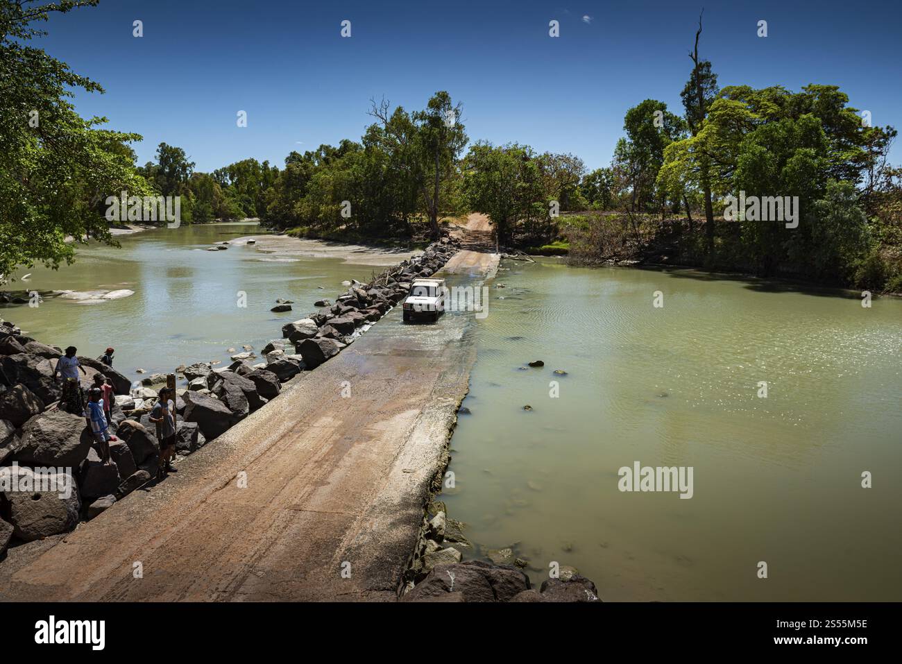 Ein Fahrzeug überquert den Cahill Crossing ford durch den East Alligator River, Kakadu National Park, Northern Territory, Australien, Ozeanien Stockfoto