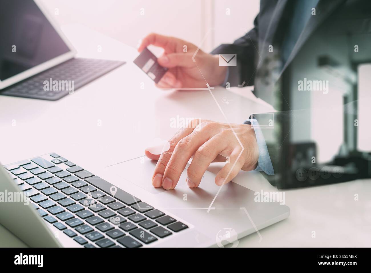 Geschäftsmann Kauf Kreditkarte online mit Laptop-Computer auf modernen Schreibtisch mit VR-Symbol Diagramm Stockfoto