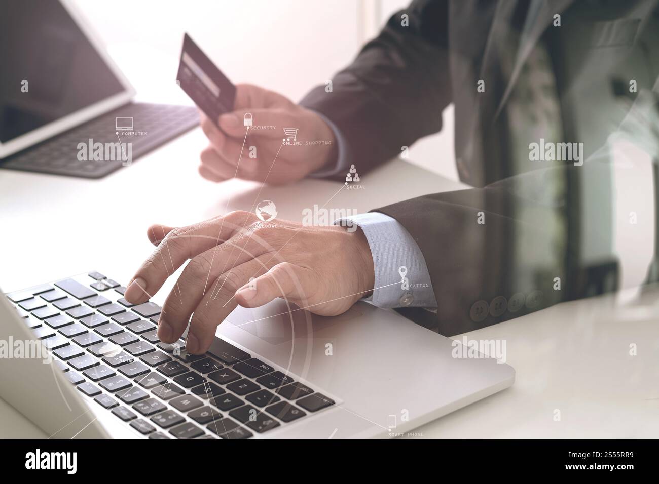 Geschäftsmann Kauf Kreditkarte online mit Laptop-Computer auf modernen Schreibtisch mit VR-Symbol Diagramm Stockfoto