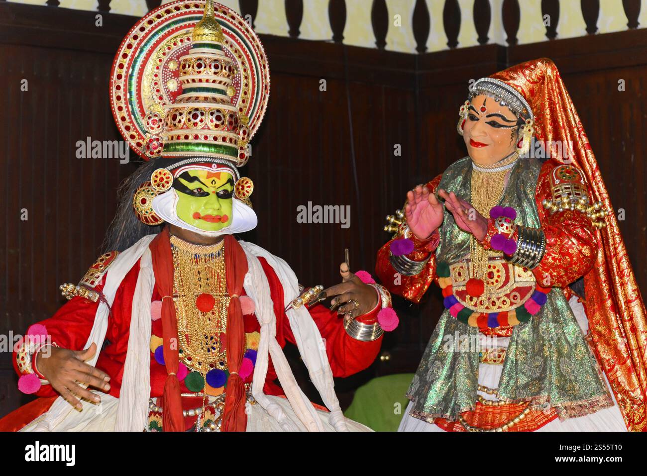 Kathakali-Tänzer, die sich auf ihre Vorstellung vorbereiten, Kochi, Kerala, Südindien, Leute in aufwendigen Kostümen während einer Tanzvorstellung, Fort Kochi, Ko Stockfoto