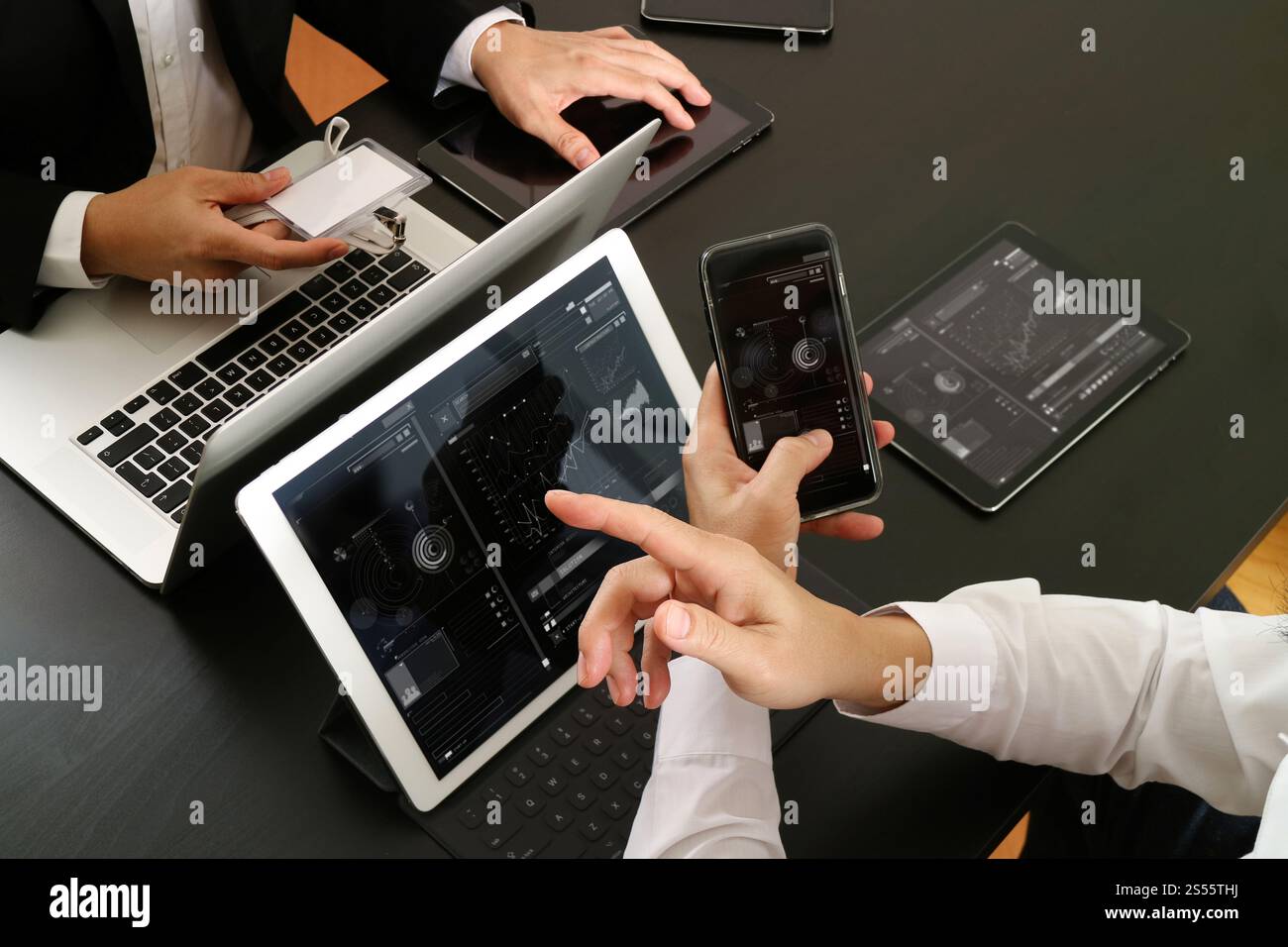 Teambesprechung Arbeitskonzept Co, Geschäftsmann mit Smartphone und digitale Tablet und Laptop Computer und Name-Tag in modernen Büros Stockfoto